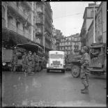 31 janvier 1960 - Barricades à Alger - arrivée ambulance. [légende d'origine]