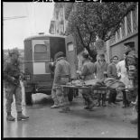 31 janvier 1960 - l'explosion d'un sac a blessé un militaire. [légende d'origine]