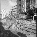 Janvier 1960 - un bulldozer du Génie détruit une barricade rue Michelet. [légende d'origine]