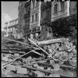 Janvier 1960 -  destruction de la barricade en bas de la rue Michelet. [légende d'origine]