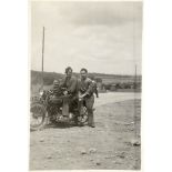 [Valdahon, Trois soldats du 506e RCC et une moto].