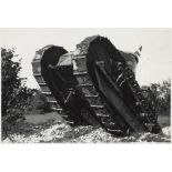 [Valdahon, Char FT 17 dressé en équilibre sur l'arrière des chenilles, 1934].