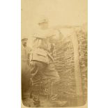 Pose pour l'objectif. [légende d'origine]