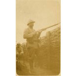 Poilu s'apprêtant à tirer. [légende d'origine]