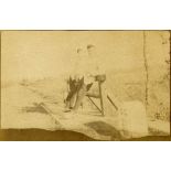 [Deux soldats sur le bord d'une route].