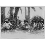 [Algérie, 1956. Un repas partagé par des militaires français.]