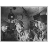 Membres de l'escadron de reconnaissance du 1er RCP [régiment de chasseurs parachutistes] que Papa [Jean Assémat] créa en 1955 : Bandour - Brosseau. [légende inscrite au dos de la photographie]