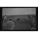 [10-1915. Gouy. Abris en béton armé]. On les pose. [légende d'origine]