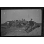 10-1915. Gouy. Abris pour mitrailleuses en béton armé. Coulage du béton. [légende d'origine]