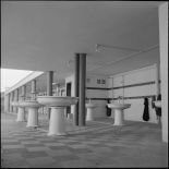 Vue de lavabos sous un préau à l'école Teniet-el-Haad.