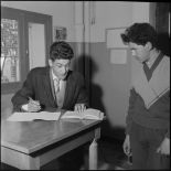 Un instituteur et l'un de ses élèves à l'école de Teniet-el-Haad.