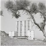 [Un immeuble en Algérie, 1954-1962.]