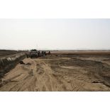 Déploiement de l'opération de la force européenne EUFOR Tchad/RCA (République centrafricaine) : des civils tchadiens travaillent à l'aménagement du futur camp des Etoiles qui doit accueillir le poste de commandement de l'EUFOR, des plateformes logistiques et un hôpital de campagne.