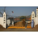 Déploiement de l'opération de la force européenne EUFOR Tchad/RCA (République centrafricaine) : entrée du camp capitaine Michel Croci, implantation de l'état-major de la force européenne.