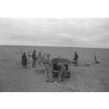 La Volkswagen Kübelwagen des reporters en panne devant un checkpoint italien.