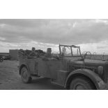 Départ du général Walter Neumann-Silkow à bord d'une Horch Kfz.15.