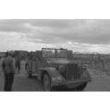 Départ du général Walter Neumann-Silkow à bord d'une Horch Kfz.15.