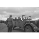 Départ du général Walter Neumann-Silkow à bord d'une Horch Kfz.15.