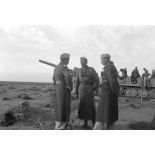 Des artilleurs de la Luftwaffe déploient un canon de 8,8 cm tracté par un semi-chenillé Sd.kfz.7.