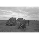 Des artilleurs de la Luftwaffe déploient un canon de 8,8 cm tracté par un semi-chenillé Sd.kfz.7.
