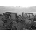 A bord d'un véhicule, des officiers allemands dorment.