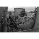 A bord d'un véhicule, des officiers allemands dorment.