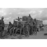 Fantassins allemands se reposent devant un camion Opel Blitz.