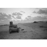 Une chenillette L3/35 ou Carro Veloce CV-35 abandonnée sur une plage.