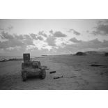 Une chenillette L3/35 ou Carro Veloce CV-35 abandonnée sur une plage.