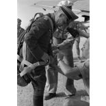 Le général Erwin Rommel s'équipe d'un parachute avant de monter à bord d'un avion Junkers Ju-87 Stuka.