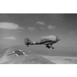 Attaque de Junkers Ju-87 sur des blindés alliés lors de la bataille d'El Alamein.