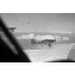 Attaque de Junkers Ju-87 sur des blindés alliés lors de la bataille d'El Alamein.