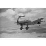 Attaque de Junkers Ju-87 sur des blindés alliés lors de la bataille d'El Alamein.