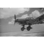 Attaque de Junkers Ju-87 sur des blindés alliés lors de la bataille d'El Alamein.