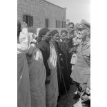 Rommel visite l'oasis de Siwa, rencontre avec les autorités locales.