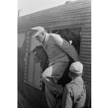 Arrivée du général (Generalleutnant) Borchert sur le terrain de Tobrouk.