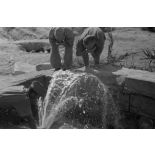 La source de l'oasis de Siwa bouillonne avec une forte pression.