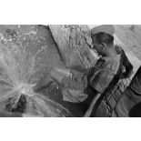 La source de l'oasis de Siwa bouillonne avec une forte pression.