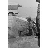 La source de l'oasis de Siwa bouillonne avec une forte pression.