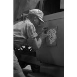 Application de l'insigne de l'Afrika-Korps à l'aide d'un pochoir.