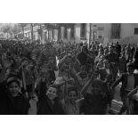 Dans les rues de Tunis, un défilé de troupes aéroportées allemandes.