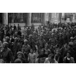 Dans les rues de Tunis, un défilé de troupes aéroportées allemandes.