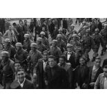 Dans les rues de Tunis, un défilé de troupes aéroportées allemandes.