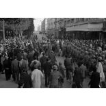 Dans les rues de Tunis, un défilé de troupes aéroportées allemandes.