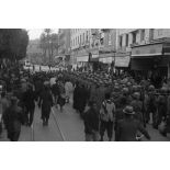 Dans les rues de Tunis, un défilé de troupes aéroportées allemandes.