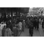 Dans les rues de Tunis, un défilé de troupes aéroportées allemandes.