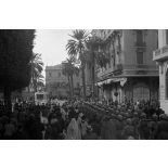 Dans les rues de Tunis, un défilé de troupes aéroportées allemandes.