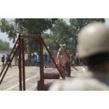 Un soldat irakien franchit un obstacl lors d'un challenge sportif à Bagdad, en Irak.
