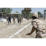 Des soldats irakiens disputent une course à Bagdad, en Irak.
