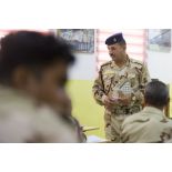 Un lieutenant-colonel irakien intervient lors d'une formation à Bagdad, en Irak.